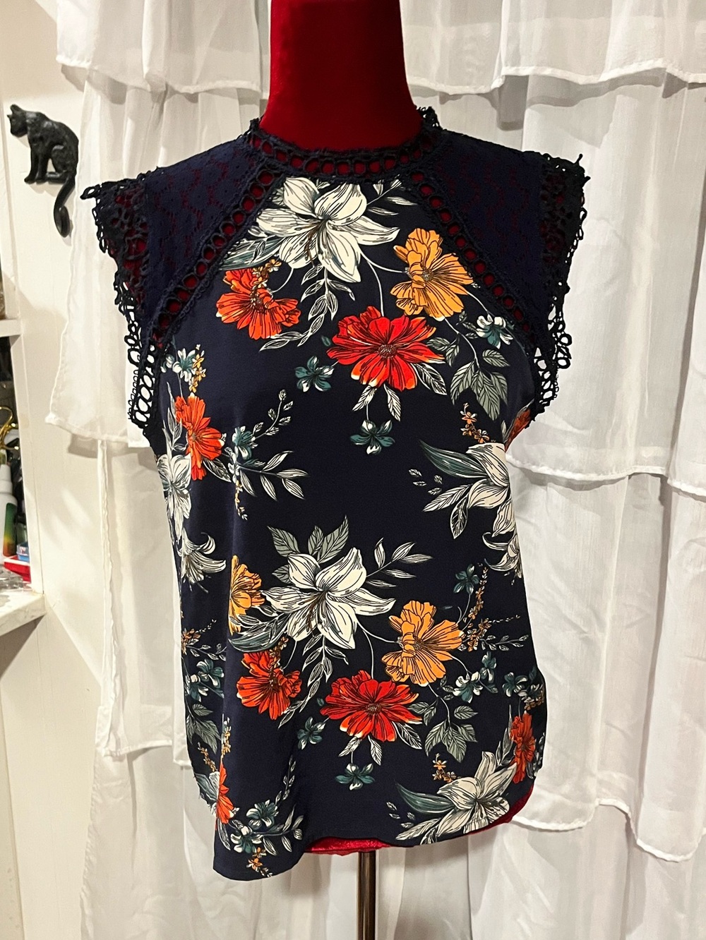Women’s Floral Short Sleeve Blouse with Lace Accents (Small)